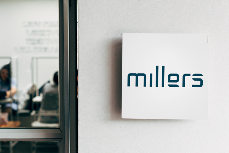 Millers logo på skilt ved kontor